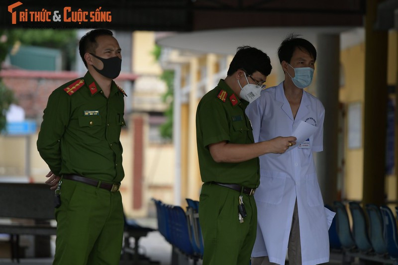 Tại Hải Phòng, Tùng ở cùng bạn gái là chị Nguyễn Thị T., hộ khẩu thường trú ở Gia Lộc, Hải Dương, nhân viên quán Karaoke NEW KTV ở quận Hải An, TP Hải Phòng tại nhà nghỉ ở số 10 Lê Hồng Phong, quận Ngô Quyền từ 22/4, đến ngày 27/4/2021 chuyển sang thuê phòng ở tại khách sạn ở số 15 Trung Lực, quận Hải An.