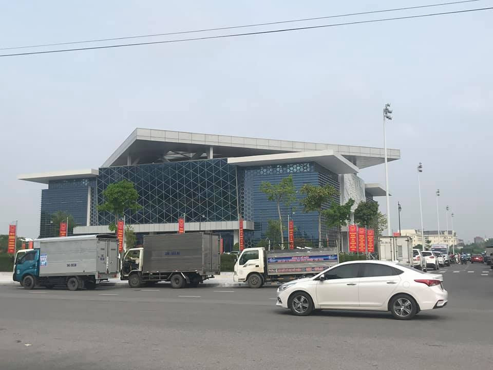 Hiện sự việc gây mất trật tự tại buổi lấy mẫu xét nghiệm SARS-CoV-2 phục vụ nhu cầu của người dân vào khoảng 9h sáng ngày 20/7/2021 tại Trung tâm Văn hóa Xứ Đông Hải Dương vẫn đang được Công an TP Hải Dương tiến hành xác minh.