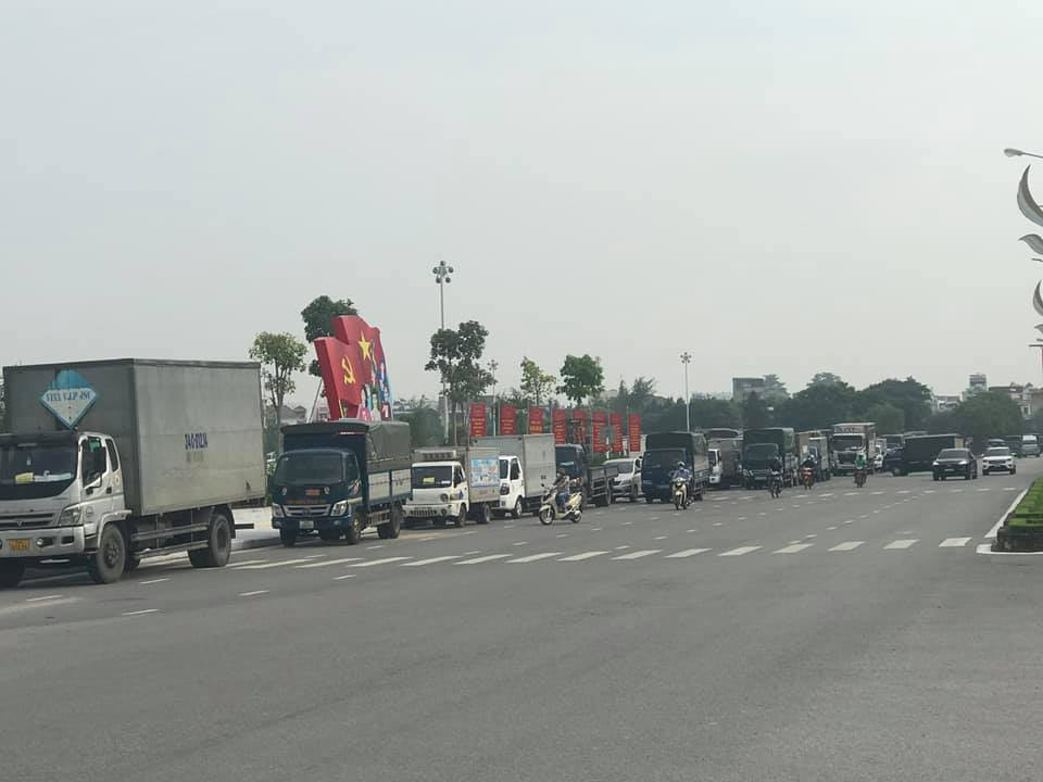 Xe xếp hàng dài trên đường Thanh Niên, TP Hải Dương.