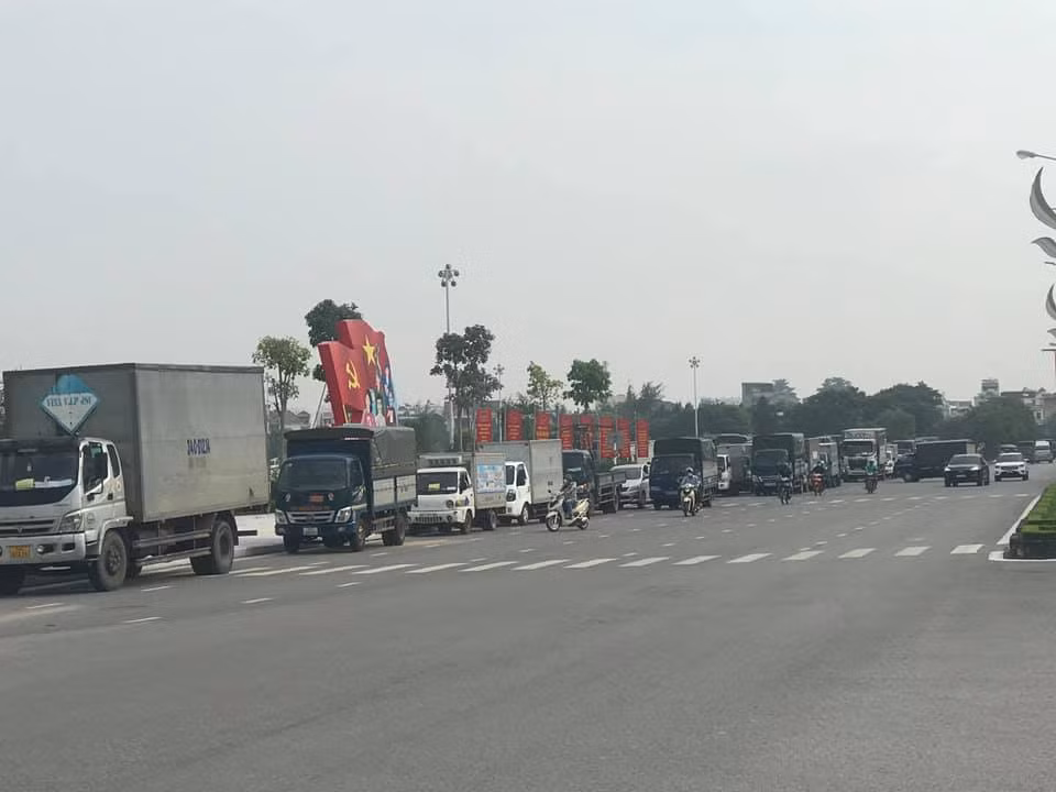 Xe xếp hàng dài trên đường Thanh Niên, TP Hải Dương.