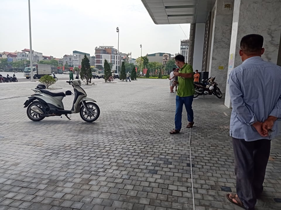 Bất ngờ, Kh. đã ra xe máy lấy con dao dài khoảng 20 cm và đuổi người vừa chửi mình. Hậu quả, người đàn ông đi xét nghiệm bị thương ở bàn tay trái, chảy nhiều máu. Nhiều cán bộ CDC có mặt đã chạy theo để can ngăn, sự việc dừng lại sau đó khi người bị thương được đưa đi bệnh viện. 