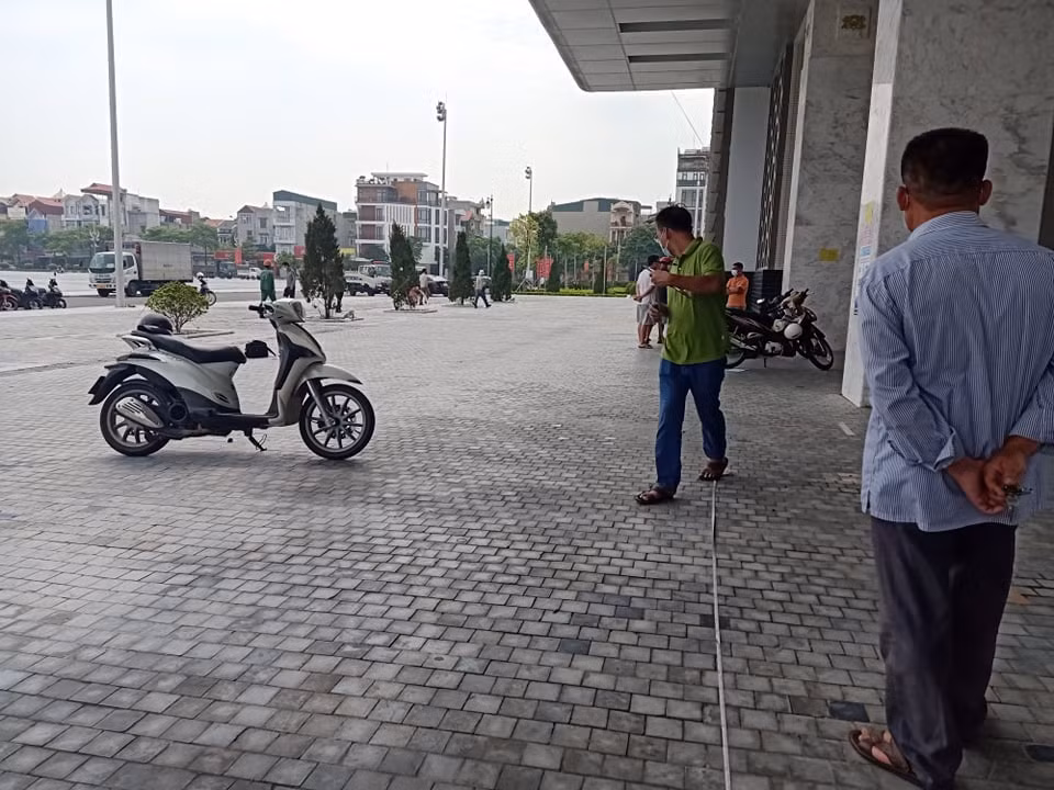 Bất ngờ, Kh. đã ra xe máy lấy con dao dài khoảng 20 cm và đuổi người vừa chửi mình. Hậu quả, người đàn ông đi xét nghiệm bị thương ở bàn tay trái, chảy nhiều máu. Nhiều cán bộ CDC có mặt đã chạy theo để can ngăn, sự việc dừng lại sau đó khi người bị thương được đưa đi bệnh viện. 