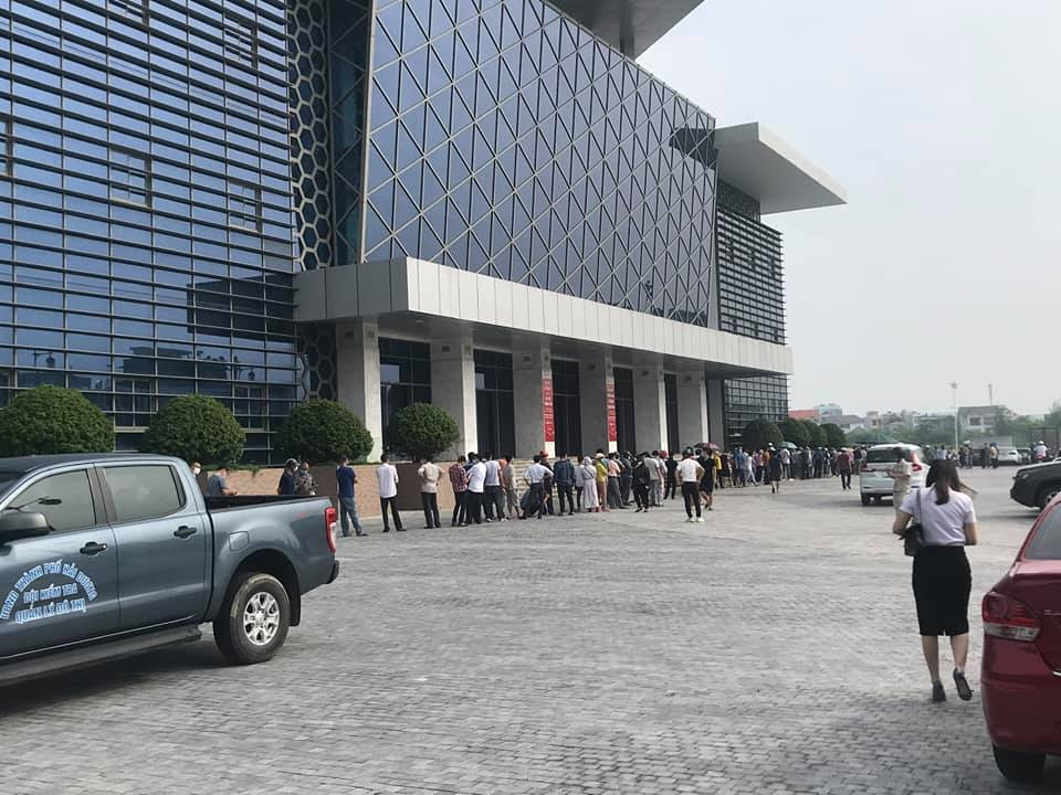 Trước đó, từ sáng sớm ngày 21/7, nhiều người dân đã xếp hàng chờ lấy mẫu xét nghiệm.