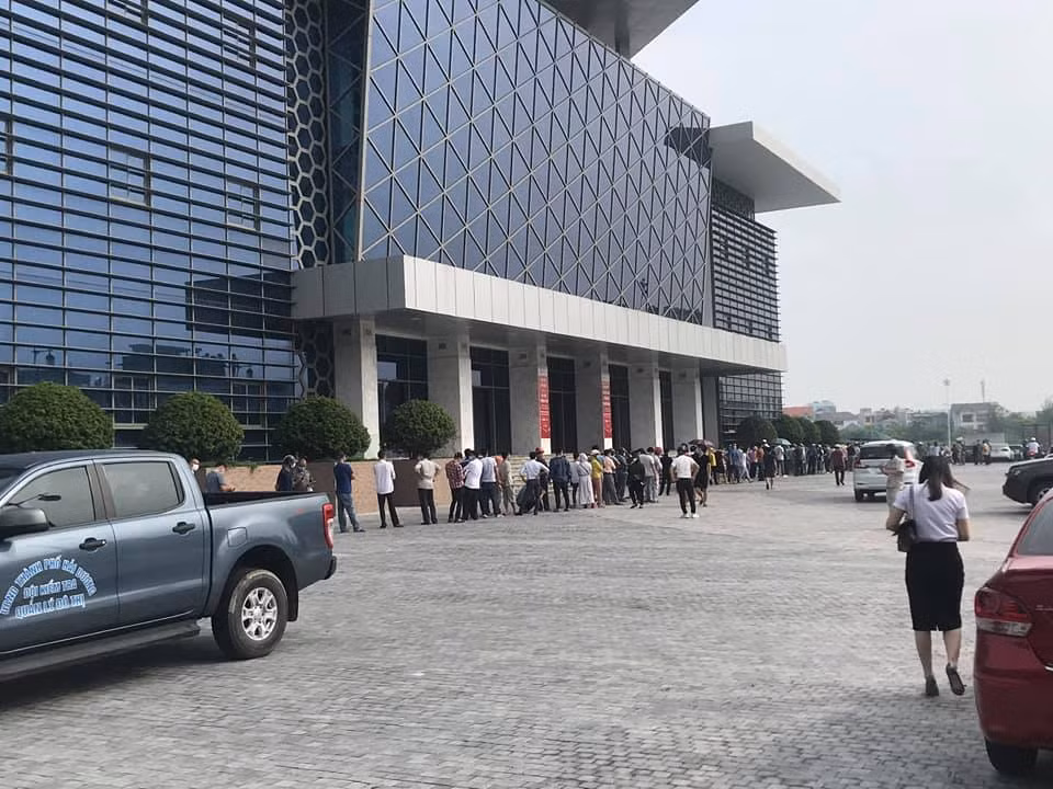 Trước đó, từ sáng sớm ngày 21/7, nhiều người dân đã xếp hàng chờ lấy mẫu xét nghiệm.