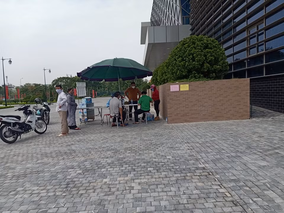 Trưa ngày 21/7, trao đổi với PV Báo Tri thức và Cuộc sống, ông Phạm Duy Tuyến, Giám đốc CDC Hải Dương cho biết, hiện chưa nắm được thông tin cụ thể về vụ việc nên chưa thể cung cấp hay trả lời báo chí.