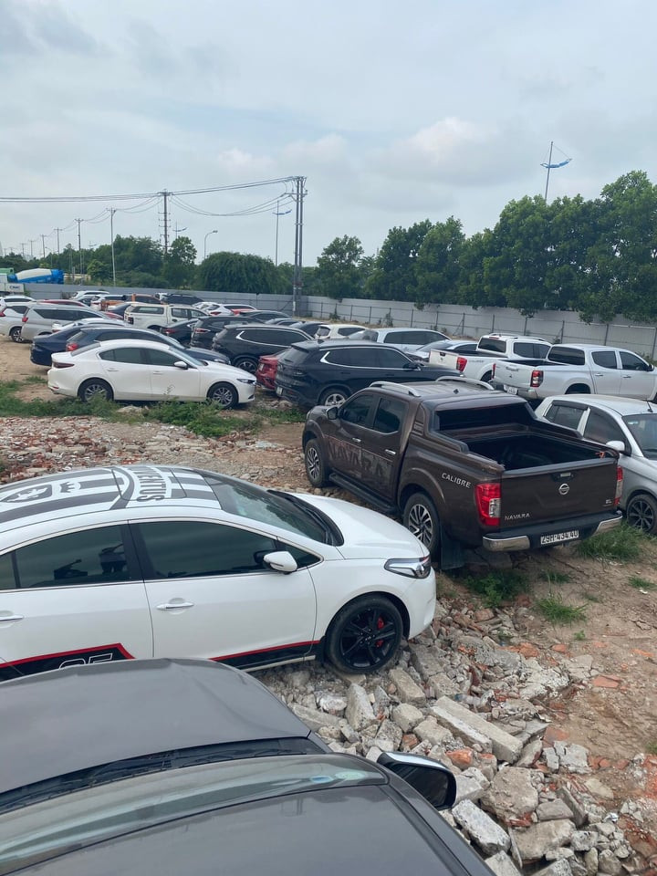 Tại đây, Trung và Tú sẽ định giá tài sản cầm cố và báo về cho đối tượng Công. Theo sự chỉ đạo của Công, Trung, Tú sẽ viết giấy nhận cọc tiền (giấy cho vay) cho khách, Công sẽ là người ở nhà chuyển tiền qua Internetbanking vào số tài khoản khách yêu cầu. Khi chuyển tiền xong, Trung và Tú sẽ lái xe đi tháo định vị ở các gara, khi tháo xong thì đưa xe về kho cất. Đối với xe cầm cố, Công ép khách trả lãi suất 4.000-5.000 đồng/triệu đồng/ngày. Đến hạn mà khách không nhận lại xe, Công sẽ thanh lý tài sản.