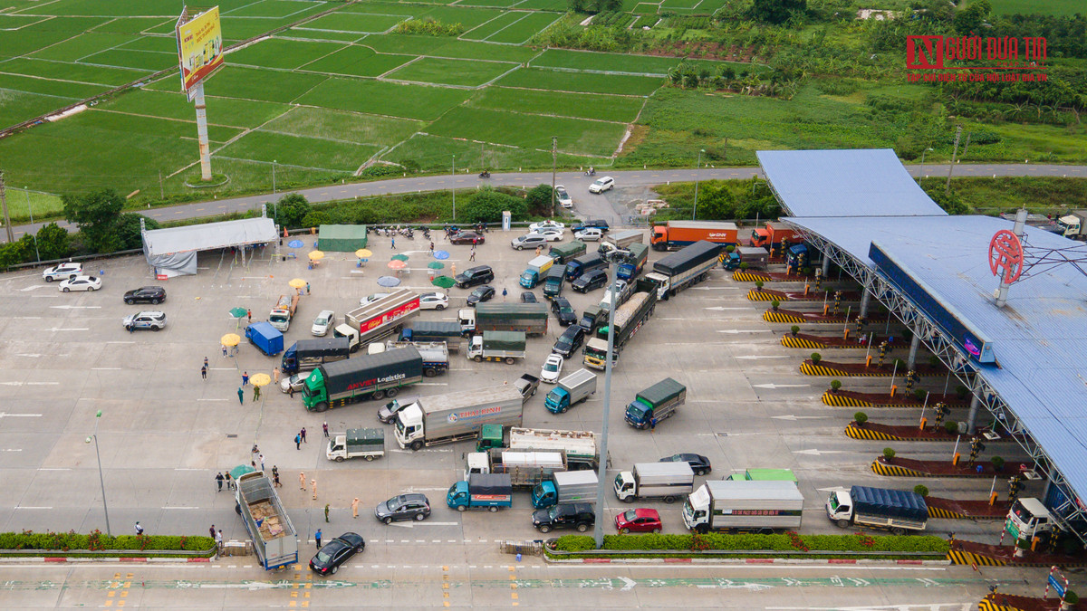 Để thuận tiện cho lưu thông, Phòng Cảnh sát giao thông kêu gọi các doanh nghiệp kinh doanh vận tải thực hiện kinh doanh, vận chuyển các mặt hàng được lưu thông theo quy định tại Chỉ thị số 16/CT-TTg ngày 31-3-2020 của Thủ tướng Chính phủ nộp hồ sơ theo địa chỉ của Sở Giao thông Vận tải Hà Nội hoặc Tổng cục Đường bộ Việt Nam (Bộ Giao thông Vận tải) để được cấp giấy nhận diện phương tiện ưu tiên đi trên “luồng xanh”, tạo điều kiện cho lực lượng chức năng hoàn thành nhiệm vụ.