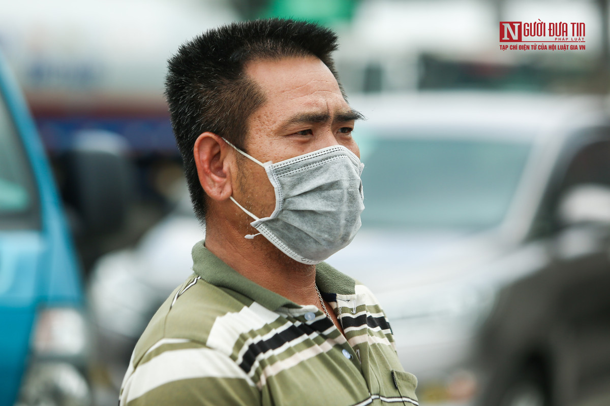 Bị yêu cầu quay đầu do không đủ điều kiện, anh Nguyễn Ngọc Tính - tài xế xe tải đường dài chở hoa quả từ Vĩnh Long ra Hà Nội và các tỉnh lân cận tiêu chia sẻ: "Tôi đi từ Vĩnh Long ra thật sự đi trên đường không biết có chỉ thị 16 đối với Hà Nội, sáng sớm đến đây đã bị yêu cầu quay xe, thật sự nếu phải quay xe không hiểu số hoa quả của tôi sẽ phải xử lý thế nào".