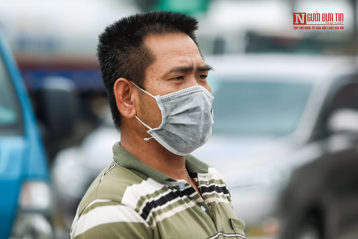 Bị yêu cầu quay đầu do không đủ điều kiện, anh Nguyễn Ngọc Tính - tài xế xe tải đường dài chở hoa quả từ Vĩnh Long ra Hà Nội và các tỉnh lân cận tiêu chia sẻ: "Tôi đi từ Vĩnh Long ra thật sự đi trên đường không biết có chỉ thị 16 đối với Hà Nội, sáng sớm đến đây đã bị yêu cầu quay xe, thật sự nếu phải quay xe không hiểu số hoa quả của tôi sẽ phải xử lý thế nào".