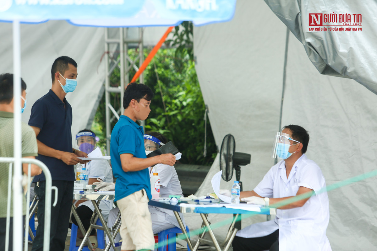 Những người đủ điều kiện đi qua sẽ tiếp tục khai báo y tế và đo thân nhiệt.