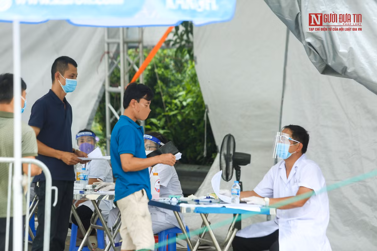 Những người đủ điều kiện đi qua sẽ tiếp tục khai báo y tế và đo thân nhiệt.