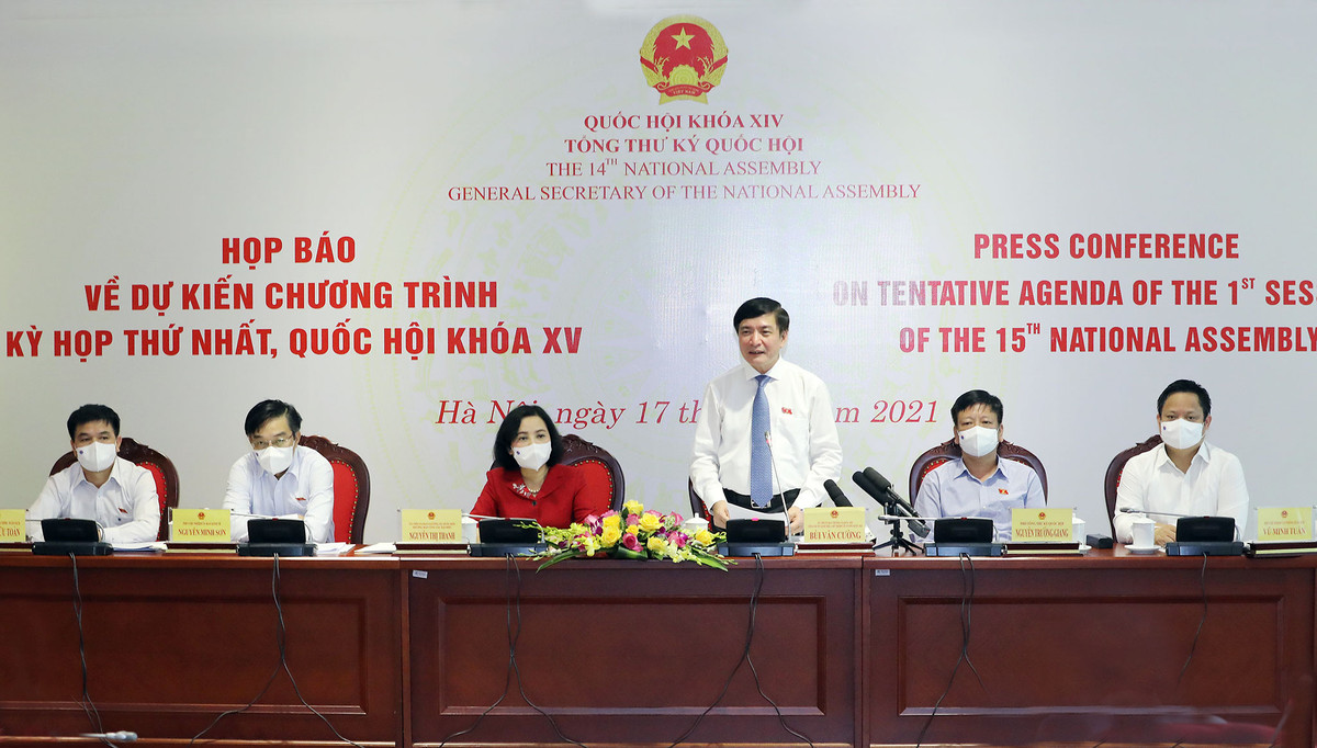 Tại cuộc họp báo về dự kiến chương trình kỳ họp thứ nhất, Quốc hội khoá XV chiều 17/7, Tổng Thư ký Quốc hội, Chủ nhiệm Văn phòng Quốc hội Bùi Văn Cường cho biết, Quốc hội sẽ bầu hoặc phê chuẩn 50 chức danh, trong đó khối Chính phủ sẽ kiện toàn 4 vị trí Phó Thủ tướng (giảm một Phó Thủ tướng), nhân sự là các Phó Thủ tướng khoá XIV tái cử.