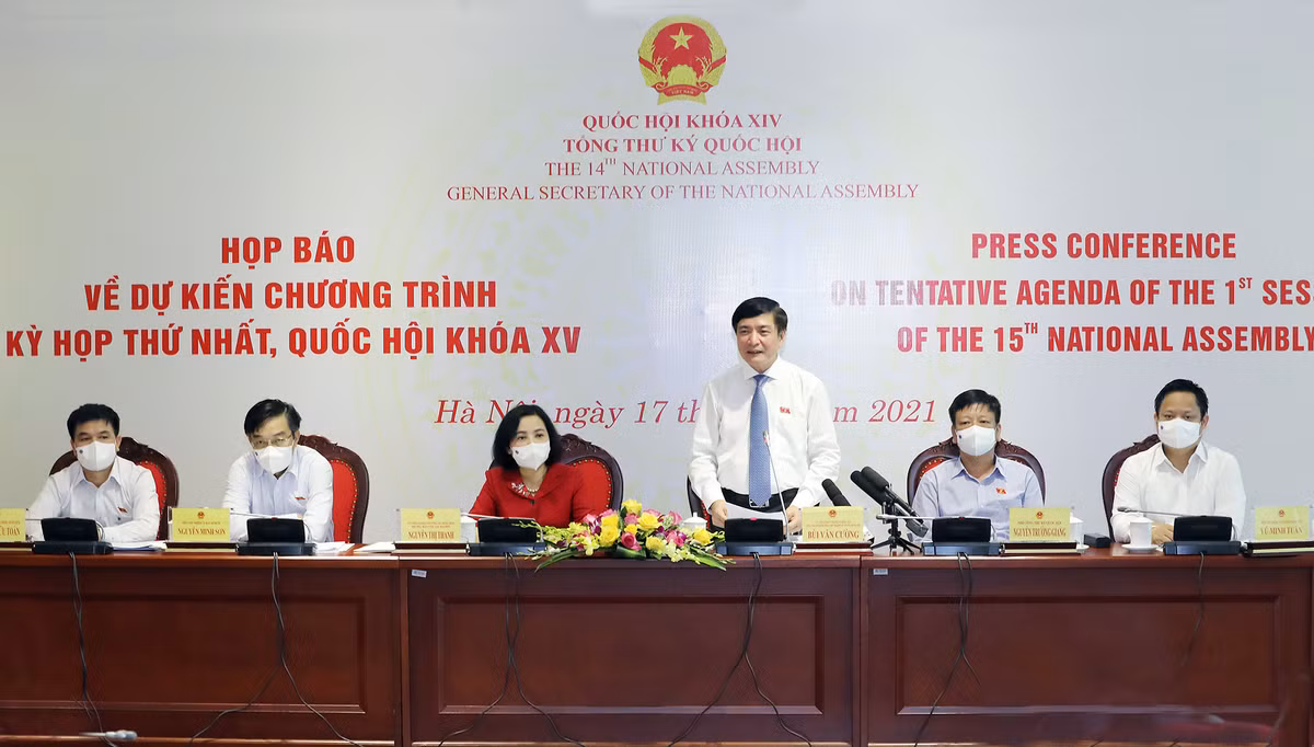 Tại cuộc họp báo về dự kiến chương trình kỳ họp thứ nhất, Quốc hội khoá XV chiều 17/7, Tổng Thư ký Quốc hội, Chủ nhiệm Văn phòng Quốc hội Bùi Văn Cường cho biết, Quốc hội sẽ bầu hoặc phê chuẩn 50 chức danh, trong đó khối Chính phủ sẽ kiện toàn 4 vị trí Phó Thủ tướng (giảm một Phó Thủ tướng), nhân sự là các Phó Thủ tướng khoá XIV tái cử.