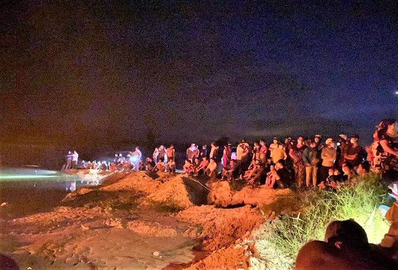  Kiểm tra đột xuất Công ty Khánh Nhân Tây Ninh vụ 2 nữ sinh tử vong ở hầm khai thác đất: Ngày 3/7, UBND huyện Tân Biên, tỉnh Tây Ninh đã ban hành quyết định thành lập đoàn kiểm tra lĩnh vực tài nguyên môi trường đối với Công ty TNHH MTV Khánh Nhân Tây Ninh liên quan đến việc 2 nữ sinh đuối nước. Trước đó, 16h30 chiều 1/7, 6 em học sinh đi chụp hình tại hầm đất trên nhưng sau đó 2 nữ sinh trượt chân xuống hầm đất bị cuốn xa, tử vong. (Ảnh: Báo Tây Ninh)