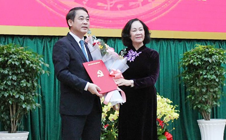 Ông Nghiêm Xuân Thành sinh năm 1969, quê quán tại huyện Yên Lạc, tỉnh Vĩnh Phúc. Ông tốt nghiệp Đại học Ngân hàng và có bằng tiến sĩ kinh tế. Đến nay, ông Thành đã có hơn 30 năm công tác trong ngành ngân hàng.