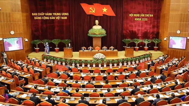 Chiều 6/7, tại Hội nghị Trung ương 3, dưới sự chủ trì, điều hành của Tổng bí thư Nguyễn Phú Trọng, Ban Chấp hành Trung ương Đảng đã thảo luận, kết luận, biểu quyết, quyết định thi hành kỷ luật ông Trần Văn Nam, Ủy viên Trung ương Đảng, Bí thư Tỉnh ủy, Trưởng Đoàn đại biểu Quốc hội khóa XIV tỉnh Bình Dương bằng hình thức cách chức tất cả các chức vụ trong Đảng nhiệm kỳ: 2010-2015, 2015-2020 và 2020-2025.