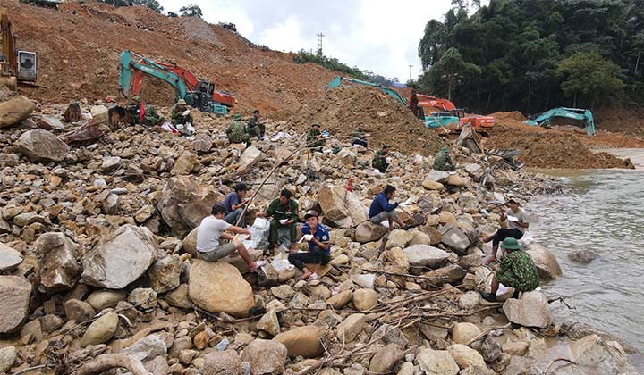 Giai đoạn 1, các lực lượng tìm kiếm đã đào, xới khoảng 300.000 mét khối đất đá; tìm thấy 5/17 nạn nhân mất tích.