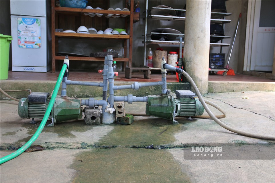 Ông Nguyễn Quốc Tiệp – Chánh Văn phòng UBND huyện cho biết: “Công trình nước sạch cho khu tái định cư Mai Sơn do tỉnh làm chủ đầu tư, sau khi người dân đến ở thì bàn giao cho xóm quản lý nên huyện không nắm rõ”.