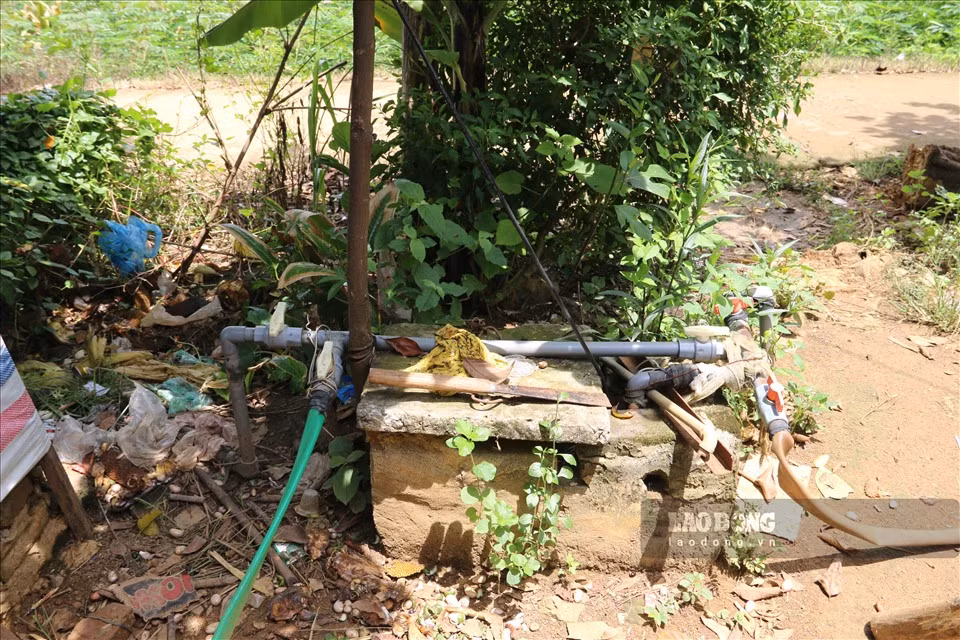 Khi nhà máy hỏng không được sửa chữa, người dân phải khoan giếng để dùng nhưng theo ông Bùi Văn Mạnh - Chủ tịch xã Yên Nghiệt, huyện Lạc Sơn (Hòa Bình) thì những mạch nước trong khu này nhiễm đá vôi nhiều nên không tốt cho sức khỏe người sử dụng.