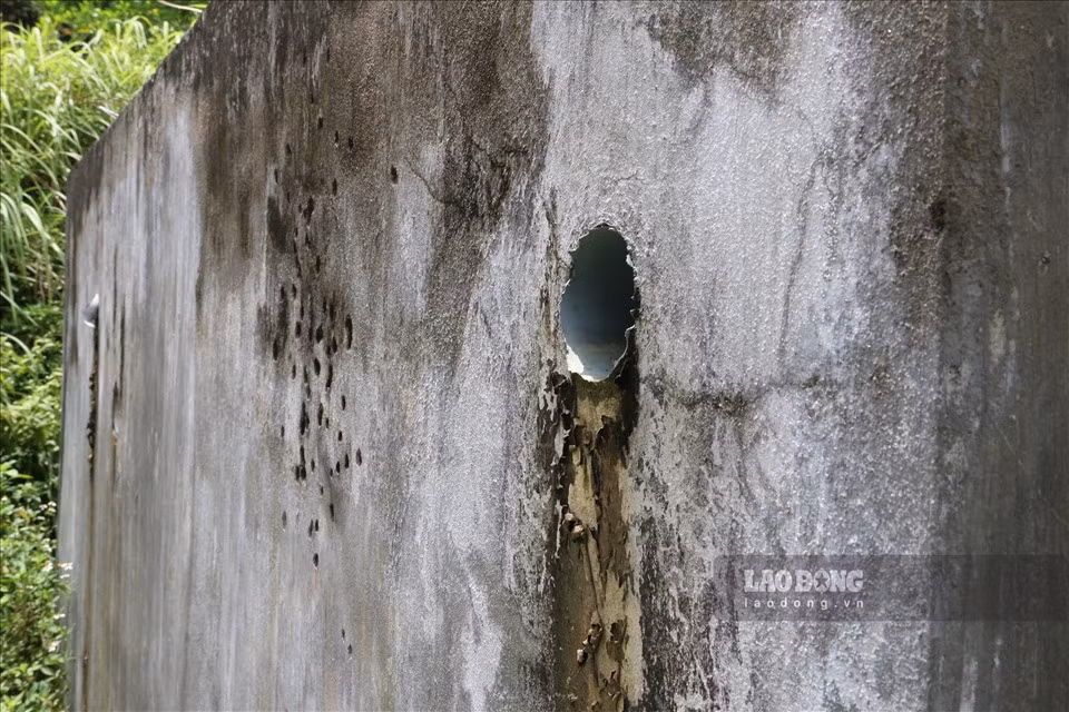 Hệ thống bể lọc và đường ống dẫn đầu tư hàng tỉ đồng đã hoàn toàn hư hỏng, gây lãng phí trong khi người dân lại trong tình trạng thiếu nước sạch.