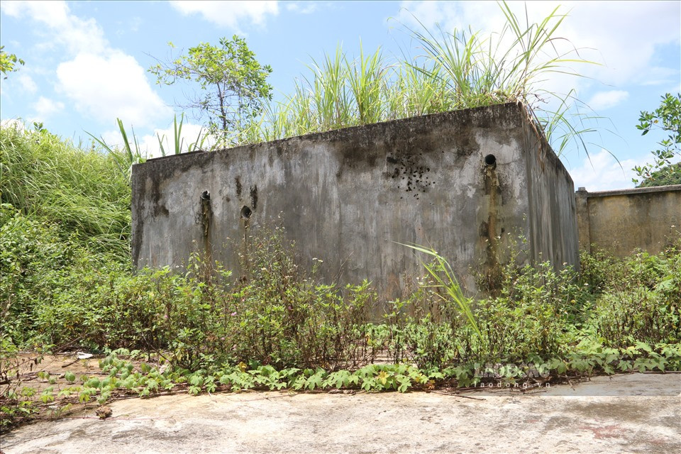 Bên trong nhà máy, các bồn chứa, bể lọc cũng hư hỏng nặng nề theo thời gian do không người trông coi. Những vòi cấp nước nối vào bể lọc cũng hư hỏng hoặc thất thoát theo thời gian. 