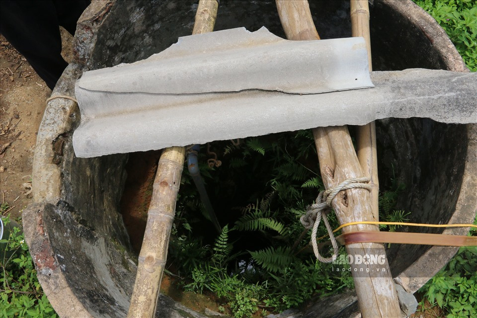 Nhiều gia đình khi không đủ nước phải ra giếng làng cách đó không xa để mang về nhưng nước ít, cũng chỉ đủ cung cấp cho một vài hộ.