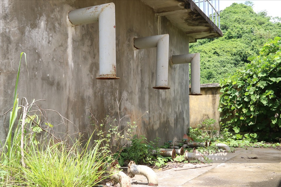 Thay vào đó là những cây cỏ dại mọc um tùm, những vật dụng hàng tỷ đồng nằm trơ trên mặt đất nhưng không hề được tái sử dụng và sửa chữa.