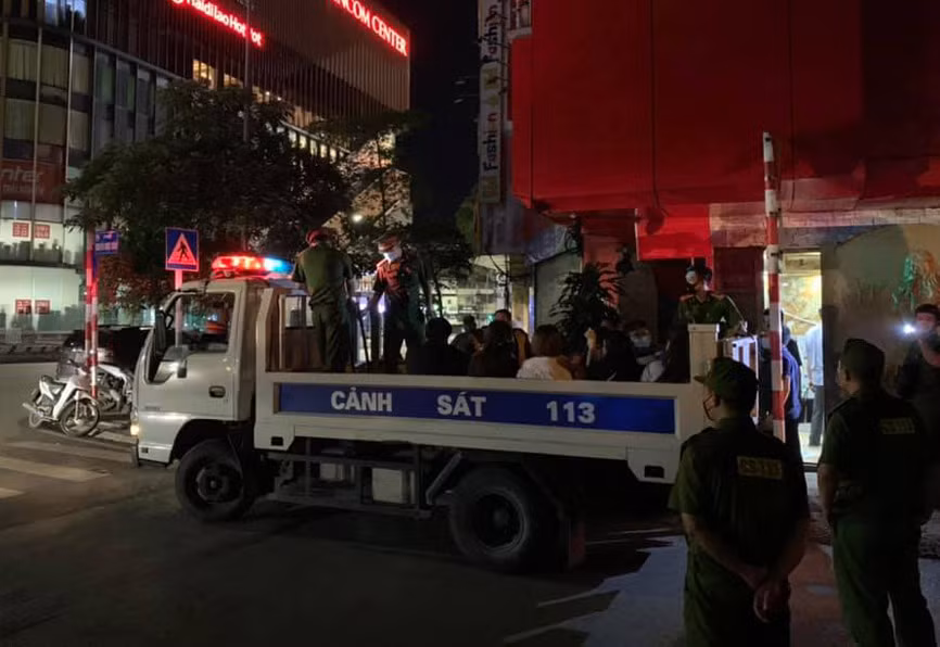  Phá cả “chuồng cọp” tầng thượng quán karaoke để trốn khi bị kiểm tra: Khi bị cảnh sát bất ngờ kiểm tra tối ngày 9/7, nhiều “dân chơi” tại quán karaoke Linh Dương ở số 82 Phạm Ngọc Thạch, quận Đống Đa, Hà Nội đã phá “chuồng cọp” trên tầng thượng của quán để trèo sang mái nhà khác nhằm trốn thoát song vẫn bị lực lượng chức năng phát hiện. 30 người trong quán hát đã bị Công an quận Đống Đa củng cố hồ sơ xử lý. 