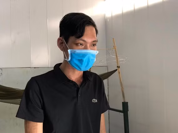  Bắt tạm giam đối tượng chống người thi hành công vụ tại khu cách ly: Ngày 11/7, cơ quan CSĐY Công an TP Cà Mau đã khởi tố bị can và bắt tạm giam đối với Nguyễn Chí Hiếu Minh Thanh, SN 1999, ngụ huyện An Biên, tỉnh Kiên Giang về hành vi chống người thi hành công vụ. Tối ngày 4/7, Thanh đánh người cách ly tên Mướp. Sau đó, 2 cán bộ làm nhiệm vụ đảm bảo an ninh trật tự đến để làm việc. Tại đây, Thanh tiếp tục xông vào đánh một cán bộ tên H.