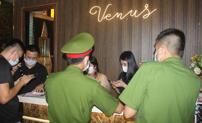  Hai quán karaoke núp bóng nhà hàng phục vụ khách Hàn: Đêm 10/7, Công an quận Cầu Giấy (Hà Nội) phát hiện tại nhà hàng Venus, khu đô thị A10 Nam Trung Yên có 4 căn phòng thiết kế thành phòng hát có 10 khách Hàn Quốc và gần 20 nhân viên người Việt đang hát karaoke. Khoảng 4h sáng, Công an quận Cầu Giấy kiểm tra nhà hàng Peng Peng phát hiện 10 đối tượng người Hàn Quốc và gần 20 nhân viên nữ tại đây. Cơ quan công an đã lập biên bản xử lý theo quy định. (Ảnh: Hà Nội Mới)