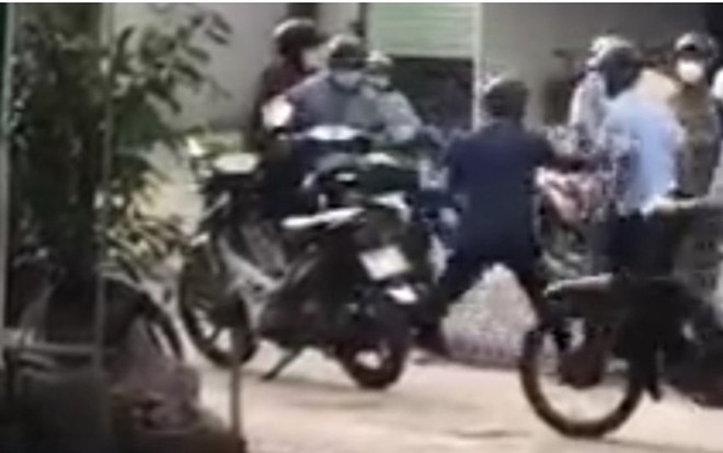  Cả gia đình người bán rong chống đối tổ công tác: Một đoạn clip cho thấy, 3 người chở rau củ quả bán bất chấp TP Hồ Chí Minh đang thực hiện giãn cách xã hội theo Chỉ thị 16. Khi tổ công tác yêu cầu về phường xử lý, nhưng người này đã kẹp cổ một cán bộ trật tự đô thị, dùng mũ bảo hiểm tấn công tổ công tác. Cảnh sát đã tạm giữ ông Lê Văn Vũ (SN 1979) và Lê Văn Ca (SN 1981, quê Hậu Giang, tạm trú Bình Tân) để điều tra về hành vi “chống người thi hành công vụ”. Hai người khác bị lập biên bản để xử lý vi phạm phòng dịch.