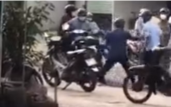  Cả gia đình người bán rong chống đối tổ công tác: Một đoạn clip cho thấy, 3 người chở rau củ quả bán bất chấp TP Hồ Chí Minh đang thực hiện giãn cách xã hội theo Chỉ thị 16. Khi tổ công tác yêu cầu về phường xử lý, nhưng người này đã kẹp cổ một cán bộ trật tự đô thị, dùng mũ bảo hiểm tấn công tổ công tác. Cảnh sát đã tạm giữ ông Lê Văn Vũ (SN 1979) và Lê Văn Ca (SN 1981, quê Hậu Giang, tạm trú Bình Tân) để điều tra về hành vi “chống người thi hành công vụ”. Hai người khác bị lập biên bản để xử lý vi phạm phòng dịch.