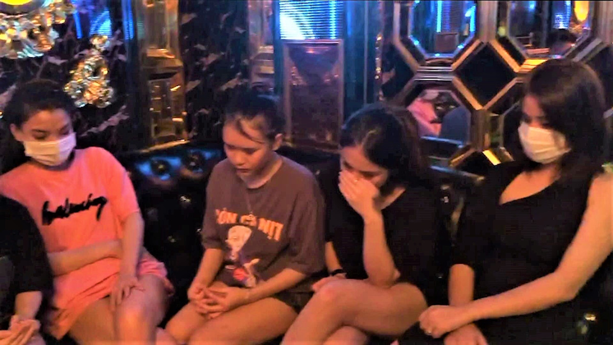  13 người trong quán karaoke dương tính với ma túy: Rạng sáng 11/7, Công an TP Vĩnh Yên, tỉnh Vĩnh Phúc kiểm tra quán karaoke Focus KTV thuộc tổ hợp khách sạn Westlake ở phường Tích Sơn, TP Vĩnh Yên. Cảnh sát phát hiện 14 người ở độ tuổi 17-27 có biểu hiện sử dụng trái phép chất ma túy. Kiểm tra nhanh, 13 người trong nhóm này dương tính với chất cấm.