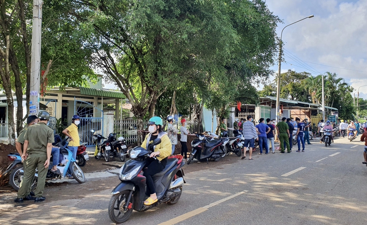  Chưa xác định có người thứ 3 vụ hai mẹ con tử vong với vết cắt ở cổ: Liên quan vụ án 2 mẹ con giáo viên tử vong với vết cắt trên cổ, Đại tá Bùi Văn Thảo, Giám đốc Công an tỉnh Bà Rịa – Vũng Tàu cho biết, qua công tác khám nghiệm hiện trường chưa xác định có người thứ ba trong vụ án này. Khoảng 8h30 sáng 10/7, người thân phát hiện chị T. (49 tuổi, xã Nghĩa Thành, huyện Châu Đức) được phát hiện tử vong trên vũng máu, con trai chị T. 18 tuổi tử vong trên giường, có vết cắt ở cổ, cạnh có con dao dính máu.