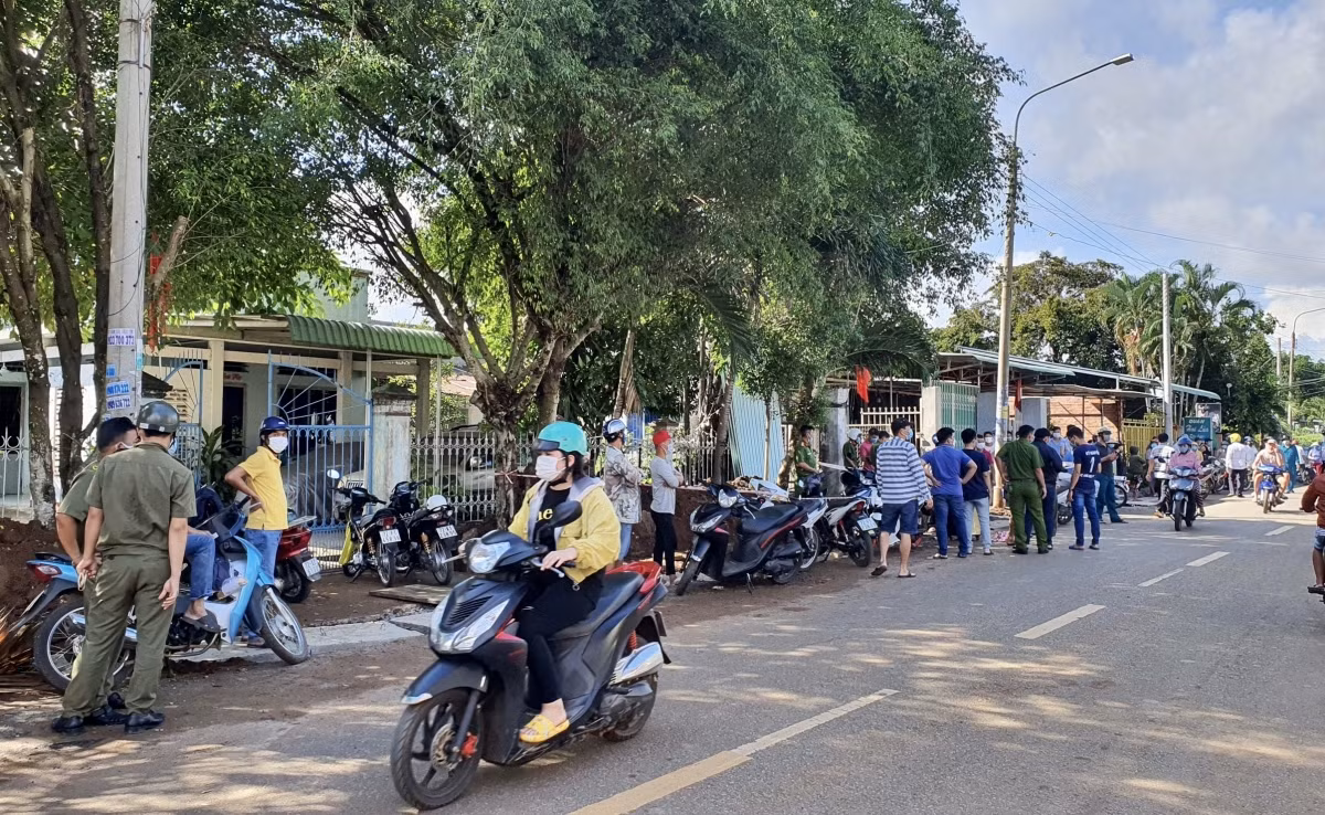  Chưa xác định có người thứ 3 vụ hai mẹ con tử vong với vết cắt ở cổ: Liên quan vụ án 2 mẹ con giáo viên tử vong với vết cắt trên cổ, Đại tá Bùi Văn Thảo, Giám đốc Công an tỉnh Bà Rịa – Vũng Tàu cho biết, qua công tác khám nghiệm hiện trường chưa xác định có người thứ ba trong vụ án này. Khoảng 8h30 sáng 10/7, người thân phát hiện chị T. (49 tuổi, xã Nghĩa Thành, huyện Châu Đức) được phát hiện tử vong trên vũng máu, con trai chị T. 18 tuổi tử vong trên giường, có vết cắt ở cổ, cạnh có con dao dính máu.