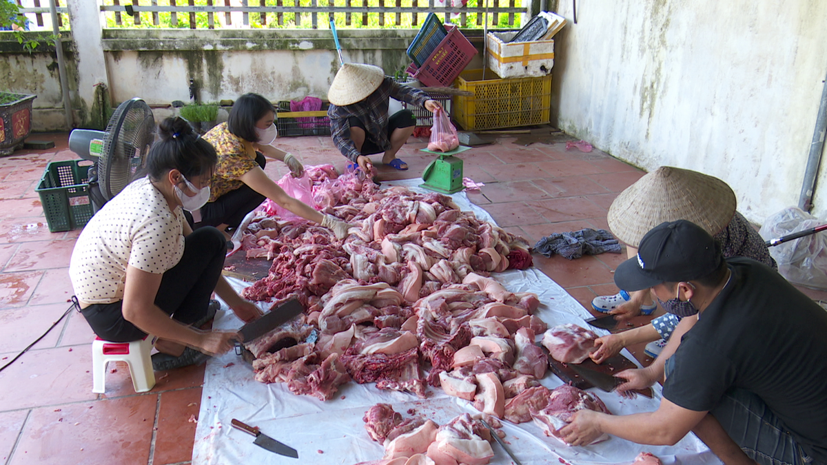 Mỗi hộ dân xóm Mới được tặng 2kg thịt lợn. Đây là việc làm ý nghĩa thể hiện tinh thần tương thân, tương ái, giúp đỡ nhau lúc gian khó nhất. 