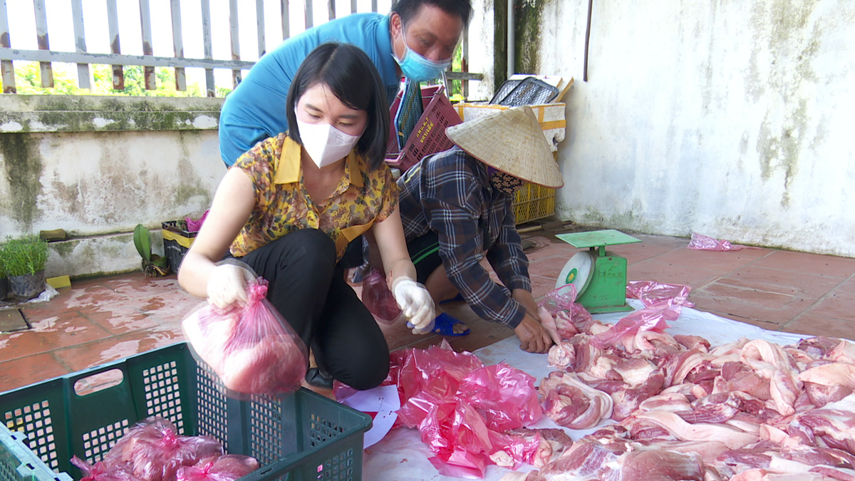 Trước đó ngày 4/7, Ban chỉ đạo phòng chống dịch COVID-19 xã Yên Phú đã phát cho mỗi hộ 20kg gạo, 1 hộp khẩu trang cùng nhiều nhu yếu phẩm khác, đảm bảo các hộ dân trong khu vực bị phong tỏa yên tâm chống dịch, sớm đẩy lùi dịch bệnh COVID-19. 