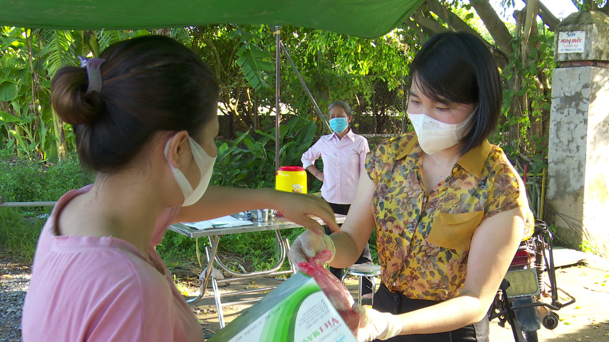 Trong lúc khó khăn, người dân giúp đỡ lẫn nhau thật đáng trân quý.