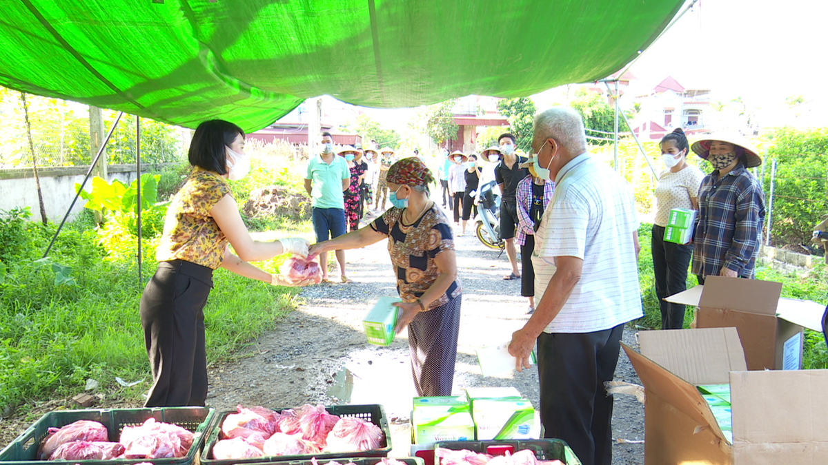 Thịt lợn ngay sau mổ được phát đến tận tay người dân trong khu vực cách ly, phong tỏa phòng dịch.
