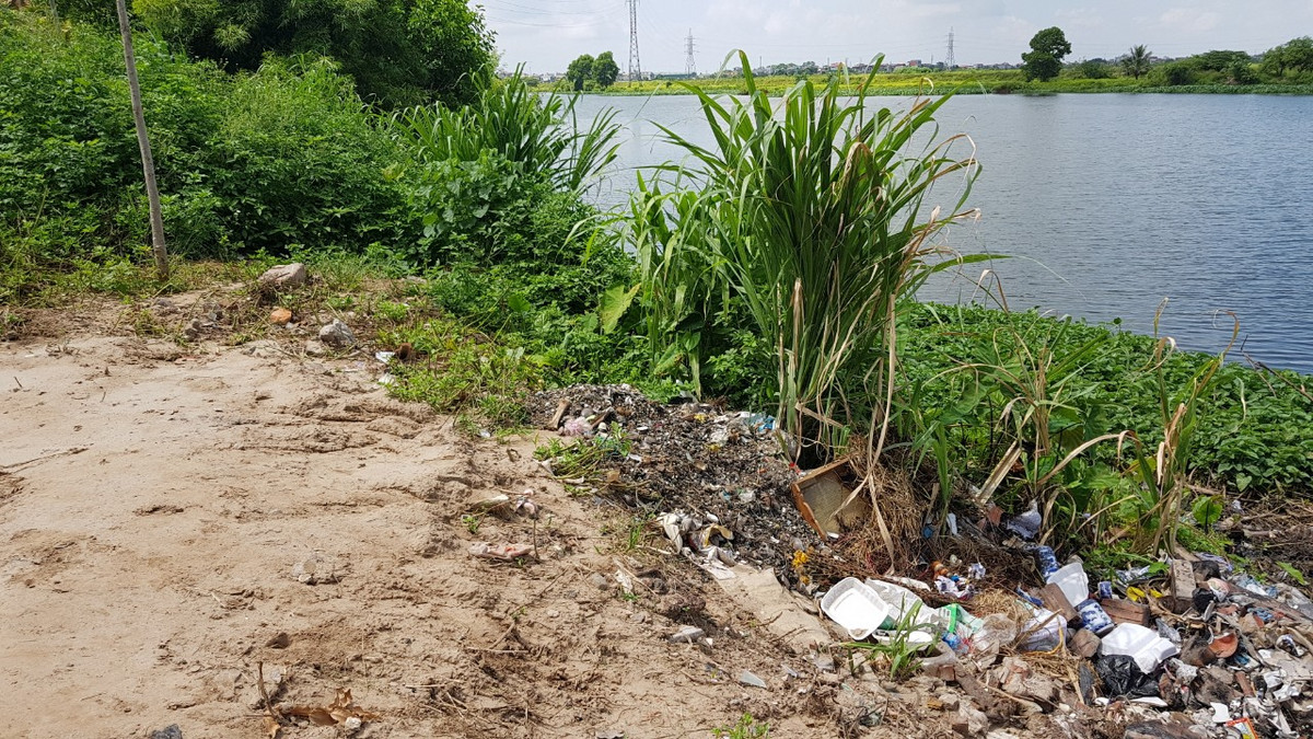 Một số người dân vẫn thường xuyên qua lại vứt rác.