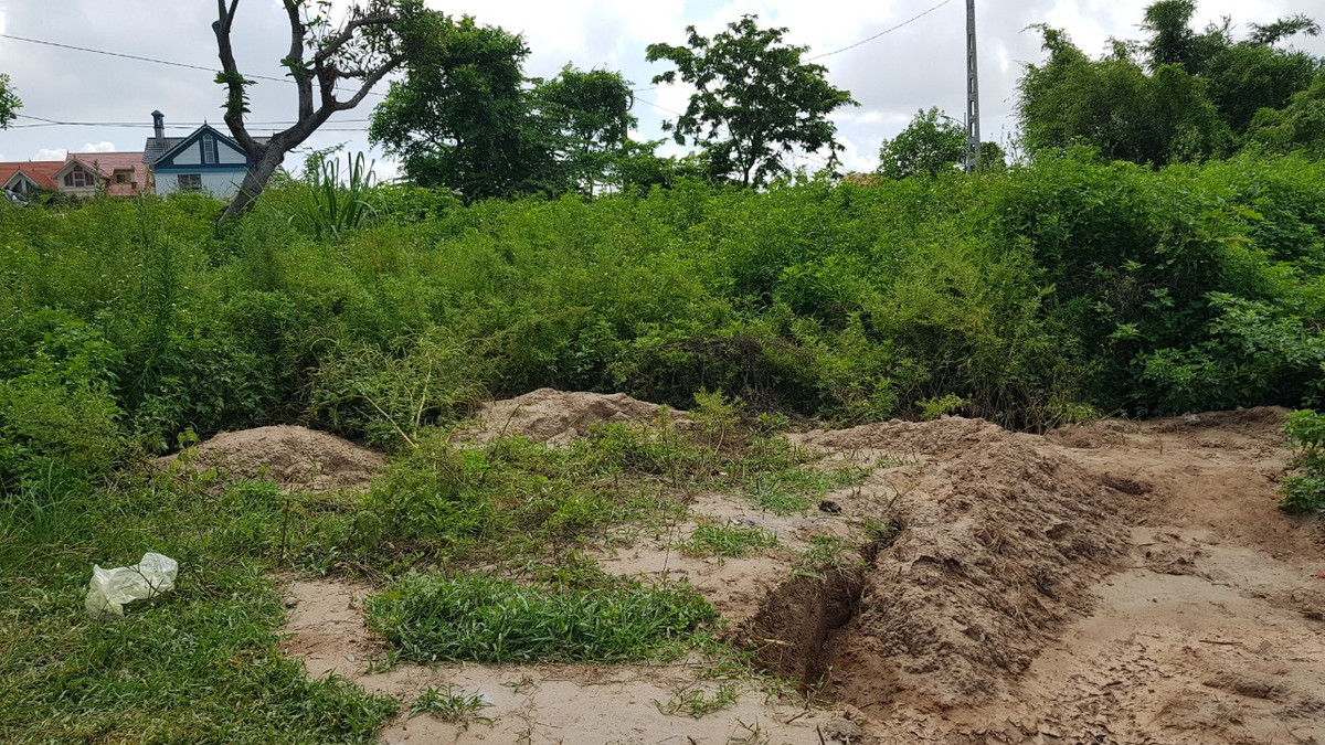 Nơi đây cách khu dân cư đông đúc người dân sinh sống không xa.