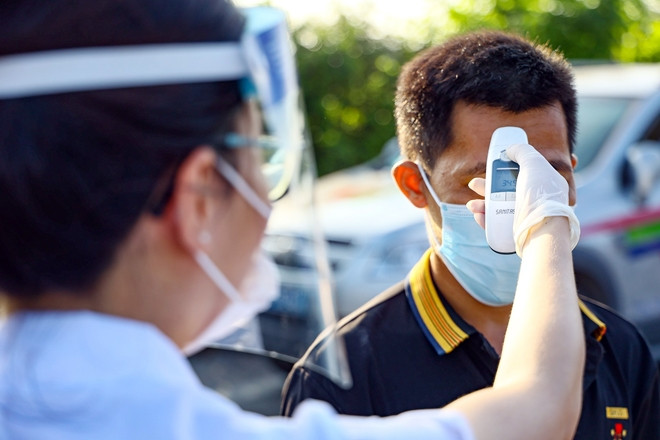 Trường hợp người dân khi di chuyển vào Thành phố vì lý do công vụ, phòng chống dịch, phục vụ sản xuất phải thực hiện khai báo y tế và tuân thủ các biện pháp giám sát, cách ly y tế theo quy định của Thành phố. Ảnh: CAND