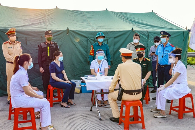 Khi ra đường, người dân được yêu cầu thực hiện nghiêm việc giữ khoảng cách tối thiểu 2m khi giao tiếp, không tập trung quá 2 người ngoài phạm vi công sở, trường học, bệnh viện và nơi công cộng. Người dân cũng được yêu cầu thực hiện khai báo y tế hàng ngày trên website www.tokhaiyte.vn hoặc ứng dụng NCOVI, Bluezone. Liên hệ ngay với chính quyền địa phương, cơ sở y tế khi xuất hiện triệu chứng sốt, ho, khó thở, mất vị giác...