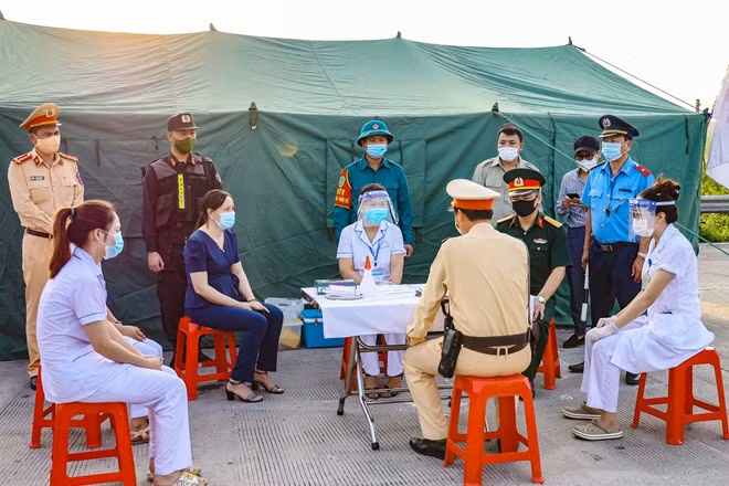 Khi ra đường, người dân được yêu cầu thực hiện nghiêm việc giữ khoảng cách tối thiểu 2m khi giao tiếp, không tập trung quá 2 người ngoài phạm vi công sở, trường học, bệnh viện và nơi công cộng. Người dân cũng được yêu cầu thực hiện khai báo y tế hàng ngày trên website www.tokhaiyte.vn hoặc ứng dụng NCOVI, Bluezone. Liên hệ ngay với chính quyền địa phương, cơ sở y tế khi xuất hiện triệu chứng sốt, ho, khó thở, mất vị giác...