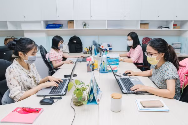 Đi công tác công vụ. Làm việc tại cơ quan, công sở, làm việc tại nhà máy, cơ sở sản xuất, cơ sở kinh doanh dịch vụ, hàng hóa thiết yếu được phép hoạt động.