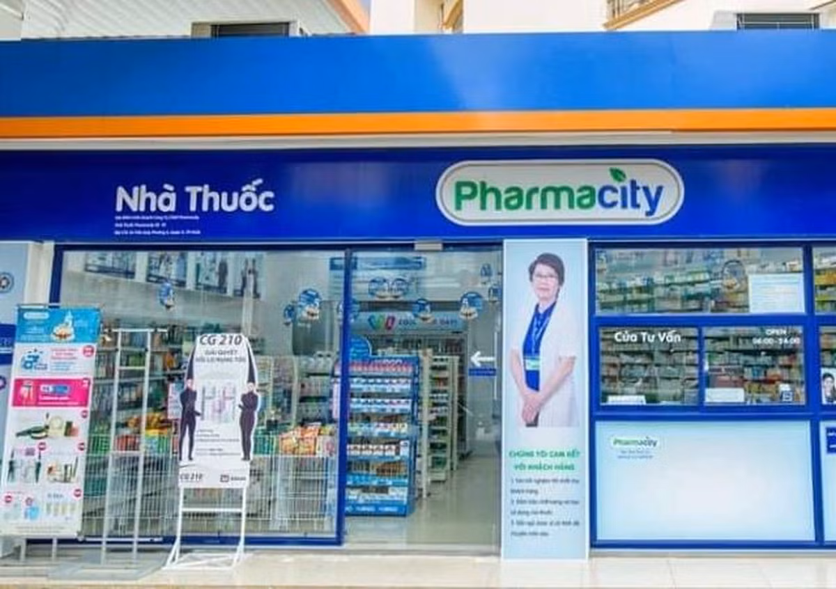 Cửa hàng thuốc, trang thiết bị y tế, vật tư tiêu hao phục vụ khám chữa bệnh và phòng chống dịch.