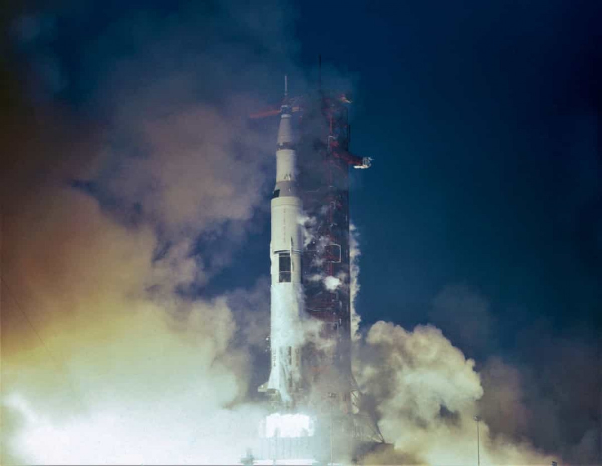 Sét đánh vào con tàu Apollo 12. Con tàu Apollo 12 không chỉ bị sét đánh 1 mà tới 2 lần, gây hỗn loạn trong buồng lái và dẫn đến sự đình trệ hoạt động của khoang chứa nhiên liệu. Tuy nhiên, không có quá nhiều hư hại xảy ra. Phi hành đoàn, bao gồm Charles Conrad, Alan L. Bean và Richard F. Gordon, vẫn lên được mặt trăng và chụp được một số bức ảnh đẹp.