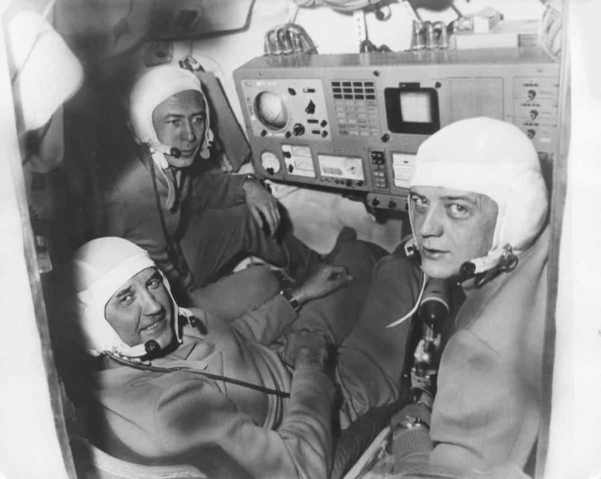 Thảm kịch tàu Soyuz 11. Ngày 6/6/1971, ba phi hành gia Georgi Dobrovolsky, Vladislav Volkov và Viktor Patsayev bay vào vũ trụ trên tàu Soyuz 11 để thực hiện sứ mệnh kết nối và đi vào Salyut 1 - trạm vũ trụ của Liên Xô được đặt trong quỹ đạo trước đó 2 tháng. Ngày 30/6, họ rời Salyut 1 và bắt đầu hành trình trở về Trái đất. Tuy nhiên, 3 phi hành gia được phát hiện đã chết trên tàu vũ trụ Soyuz 11 do tình trạng giảm áp khi tàu trở lại khí quyển Trái đất.