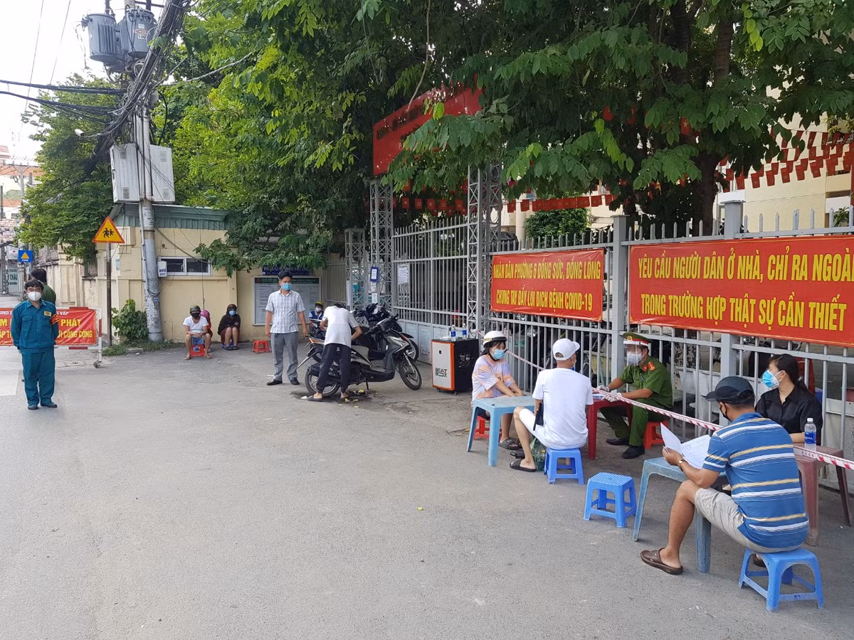 Giao chi tieu phat dan o TPHCM: “Chong COVID dung benh thanh tich“?