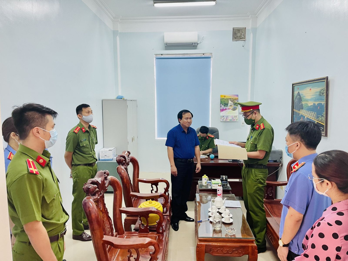 Bat giam mot can bo Kho bac Nha Nuoc huyen Nong Cong